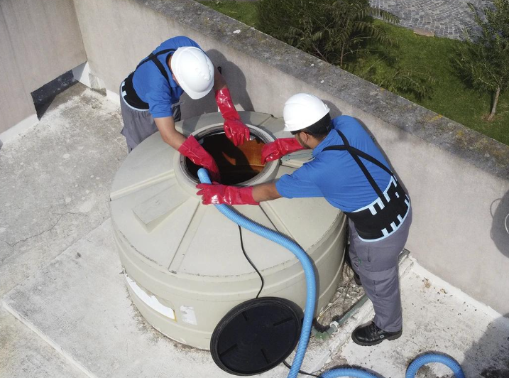 oneroofwatertankcleaning.com